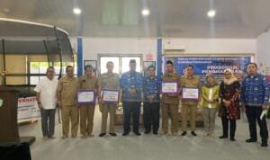 Bupati Maros Beri Penghargaan Ke Perpustakaan Desa