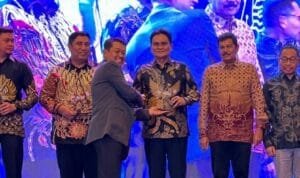 Peduli Media, Bupati Barru Raih SMSI Award