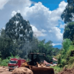 Pemkab Toraja Utara Turunkan Alat Berat Membersihkan Material Longsor