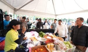 Pj Gubernur Sulsel Jalan Santai, Cek Kesehatan dan Tinjau Pasar di Parepare