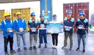 Pelindo Solusi Logistik Libatkan UMKM Bagikan Takjil untuk TKBM dan Masyarakat Sekitar