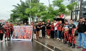 Pemuda Pancasila Gowa Berbagi Takjil Ke Pengguna Jalan