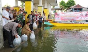 Penjabat Gubernur Sulsel Kunjungi Soppeng, Tebar 160 Ribu Benih Ikan di Salomate