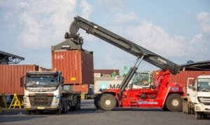 Dukung Stabilisasi Pasokan dan Harga Pangan, Subholding Pelindo Layani Logistik Impor Gula