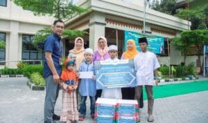 Pelindo Solusi Logistik Bagikan Sembako Gratis Kepada Ribuan Masyarakat Sekitar