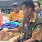 Nakes Sulsel Rela Jalan Kaki untuk Layani Korban Banjir dan Longsor di Titik Terisolir Latimojong