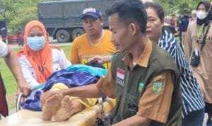 Nakes Sulsel Rela Jalan Kaki untuk Layani Korban Banjir dan Longsor di Titik Terisolir Latimojong