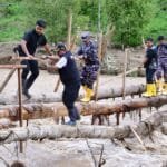 Lewati Titian Bambu di Tengah Deras Arus Sungai, Pj Gubernur Bahtiar Temui Warga Korban Bencana di Latimojong dan Bajo Barat