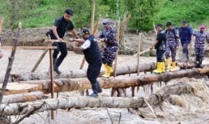 Lewati Titian Bambu di Tengah Deras Arus Sungai, Pj Gubernur Bahtiar Temui Warga Korban Bencana di Latimojong dan Bajo Barat