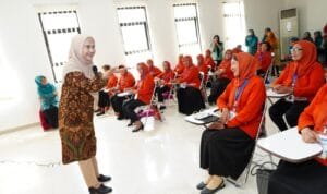 Dengan Lantunan Lagu, Peserta Sekolah Lansia Ininnawa Bahagia Sambut Kunjungan Pj Ketua PKK Sulawesi Selatan Ninuk Zudan