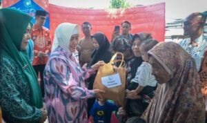 Intervensi Stunting, Ketua PKK Makassar Serahkan Paket Bantuan Cegah Anak Kurang Gizi