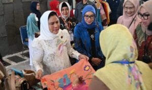 Ketua TP PKK Makassar Promosikan Produk UMKM Unggulan di Hadapan Ibu Negara dan Ibu Wapres