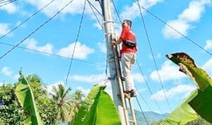 Anggota Dewan Terpilih Asal Camba Berikan Bantuan Lampu Jalan Ke Warga