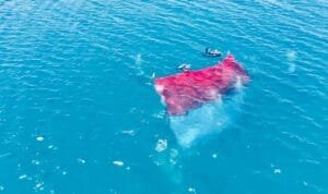 HUT RI 79, POSSI Maros Kibarkan Bendera Merah Putih Raksasa di Bawah Laut