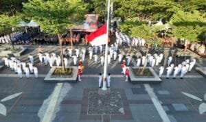 Pasukan Paskibraka Tim Cakra Berhasil Turunkan Sang Merah Putih dengan Khidmat