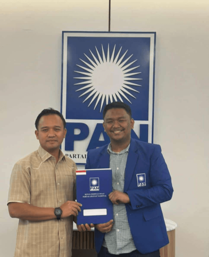 Pengurus DPP PAN memberikan surat keputusan pimpinan DPRD Maros kepada Gemilang Pagessa (Dok/MGP)