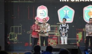Danny Pomanto Terima Penghargaan dari Kompas TV sebagai Kota Terbaik Dalam Pelayanan dan Keterbukaan Informasi Publik