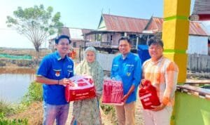 KNPI Maros Baru Salurkan Bantuan Ke Warga Terdampak Anging Kencang