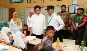 Pj Gubernur Sulsel Prof Zudan Dampingi Wapres Gibran Tinjau Makan Bergizi Gratis di Maros