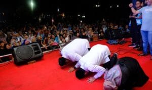 Sujud Syukur, Pasangan Chaidir Muetazim Deklarasi Menang di Pilkada Maros Tahun 2024