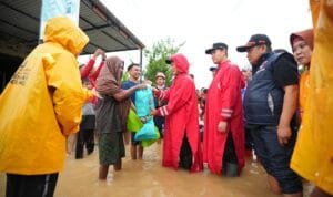 Kunjungi Lokasi Banjir di Pangkep, Pj Gubernur Sulsel Prof Zudan Pastikan Warga Terdampak Tertangani dengan Baik