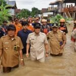 Pj Gubernur Prof Zudan Tinjau Lokasi Banjir di Soppeng, Serahkan Bantuan untuk Warga Terdampak