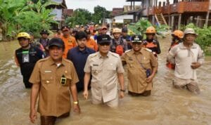 Pj Gubernur Prof Zudan Tinjau Lokasi Banjir di Soppeng, Serahkan Bantuan untuk Warga Terdampak