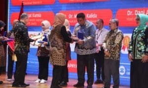 Kado Akhir Tahun, Chaidir Syam Borong 3 Penghargaan Sandya Praditya Tingkat Nasional di Bidang Literasi