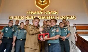 Perkuat Kolaborasi di Jajaran Forkopimda, Prof Fadjry Djufry Kunjungan Silaturahmi ke Mako Pangdivif 3 Kostrad di Gowa