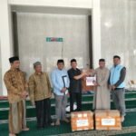 Jum’atan di Masjid Nurul Amin Cenrana, Wakil Ketua DPRD Maros Abdul Rasyid Serahkan Bantuan Buku