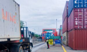 Pelindo Solusi Logistik Dukung Penyediaan Alat Pemindai Kontainer  di Pelabuhan Tanjung Perak Surabaya