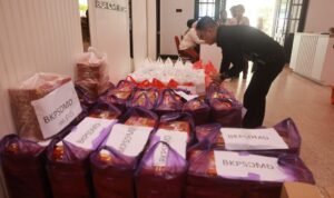 SKPD Pemkot Makassar Kumpulkan Ribuan Nasi Kotak untuk Korban Terdampak Banjir di Manggala