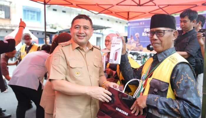 Dorong Pelayanan Parkir Modern, Munafri–Aliyah Lengkapi Jukir dengan Smartphone