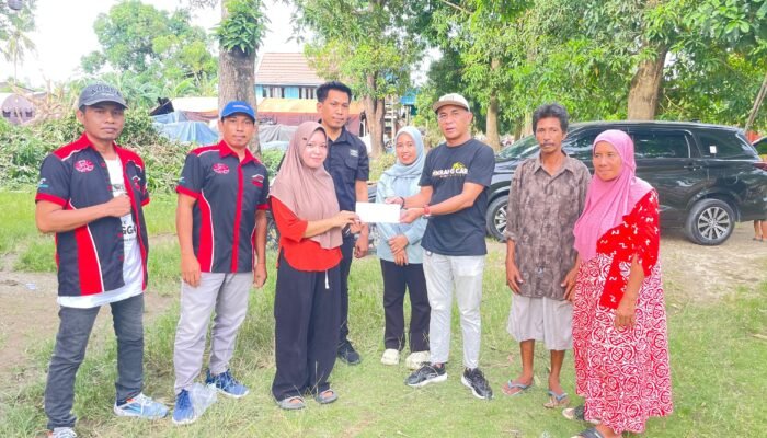 PCC Pinrang Car Coolmmunity Menyerahkan Bantuan Kepada Korban Dampak Puting Beliung Di Kecamatan Lanrisan Kab. Pinrang