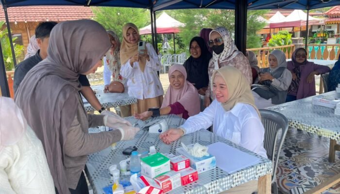 Selain Pemeriksaan Kesehatan Gratis, Andi Nirawati Juga Bagikan Susu Gratis Untuk Warga di HUT 18 Gerindra