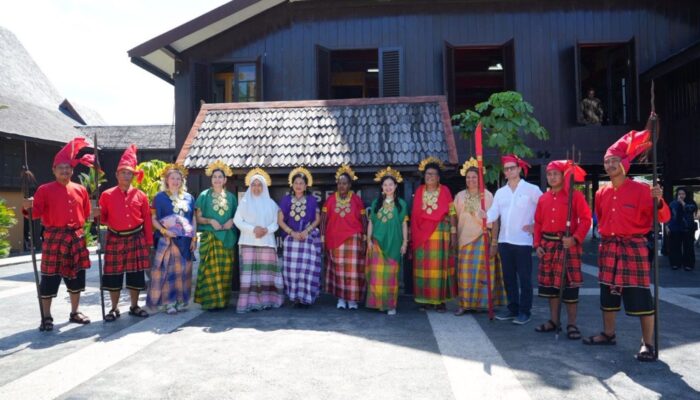 Wisata Sejarah Balla Lompoa Gowa Pikat Pasangan Delegasi Asing