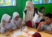 Mahasiswa KKN-T 116 Unhas Kenalkan Keterbukaan Informasi Publik melalui Permainan Numerasi Interaktif di SDN 125 Marampesu