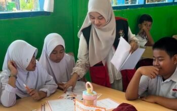 Mahasiswa KKN-T 116 Unhas Kenalkan Keterbukaan Informasi Publik melalui Permainan Numerasi Interaktif di SDN 125 Marampesu