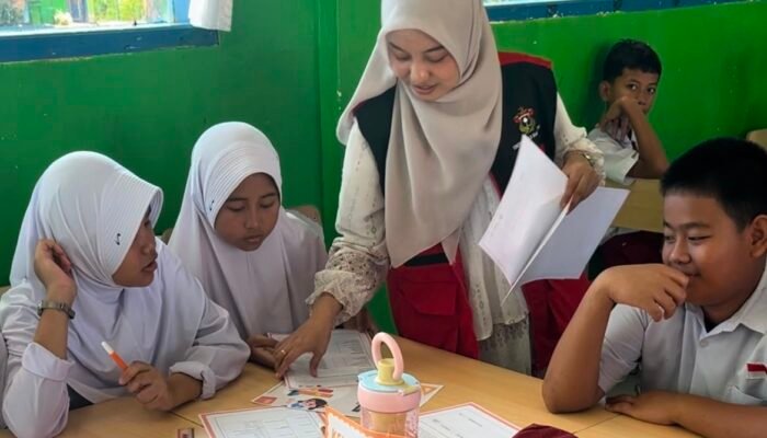 Mahasiswa KKN-T 116 Unhas Kenalkan Keterbukaan Informasi Publik melalui Permainan Numerasi Interaktif di SDN 125 Marampesu